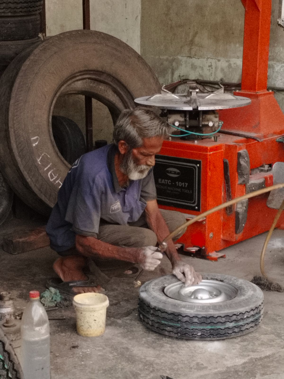Wheel straightening machine